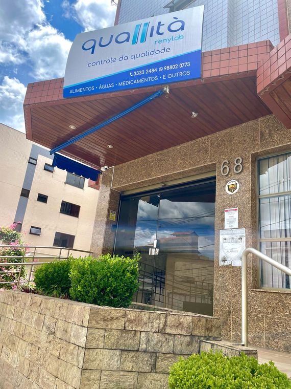 Fachada do laboratório Quallità Renylab na Rua Baronesa Maria Rosa, 68, em Barbacena, Minas Gerais